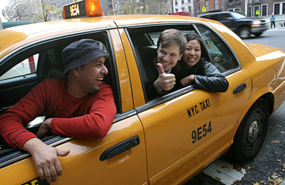 Жена расплачивается с таксистом за проезд